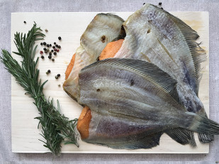 Лаваш со вкусом холодца и хрена: Камбала камчатская вяленая с икрой