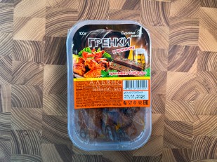 Нитка ЖАРЕНАЯ  Oktobersnack1 кг (сырный продукт): Сурские гренки Крылышки баффало (100 гр)