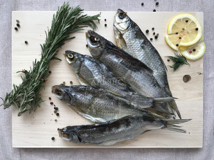 Лаваш со вкусом лука и сметаны: Вобла вяленая астраханская крупная